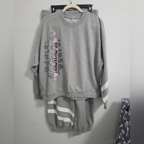 SET FP Movement By Free People All Star Buti Logo Pullover and Joggers - Picture 4 of 6